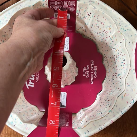 NWT Trudeau silicone fluted cake pan - Picture 4 of 8